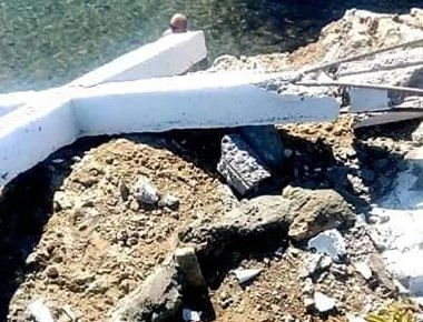 Οι κάτοικοι ξαναστήνουν τον Σταυρό που κατεδάφισαν ΜΚΟ και ισλαμιστές στην Λέσβο - Απούσα η κυβέρνηση